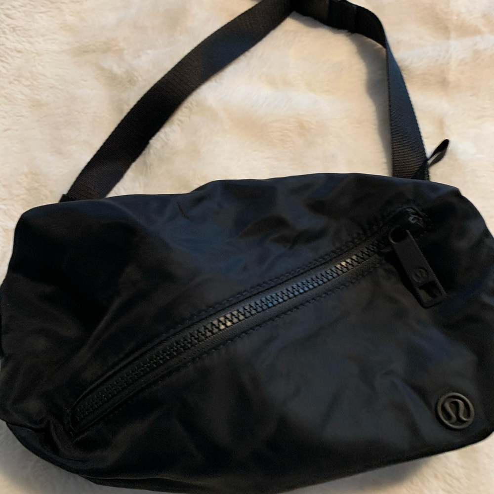 Lululemon black hip bag